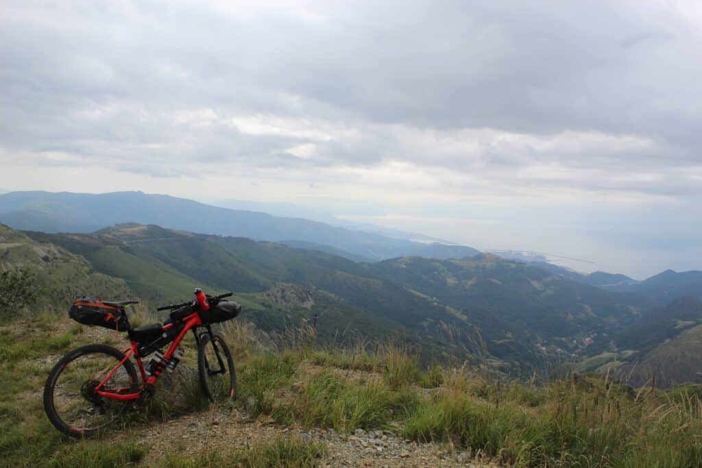 Genova ao fundo com bicicleta pesta na frente