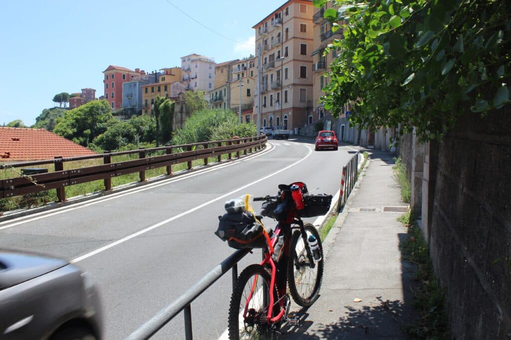 bicicleta com bolsas de bikepacking na liguria em la spezia