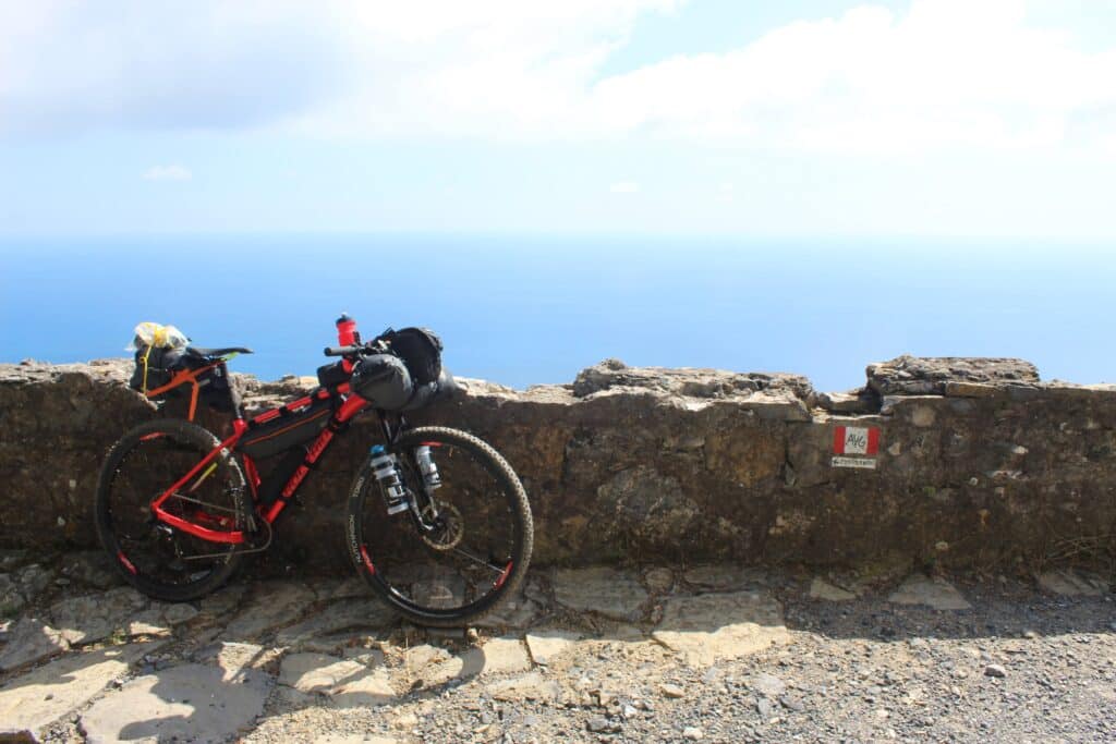 bicicleta com mar ao fundo na liguria