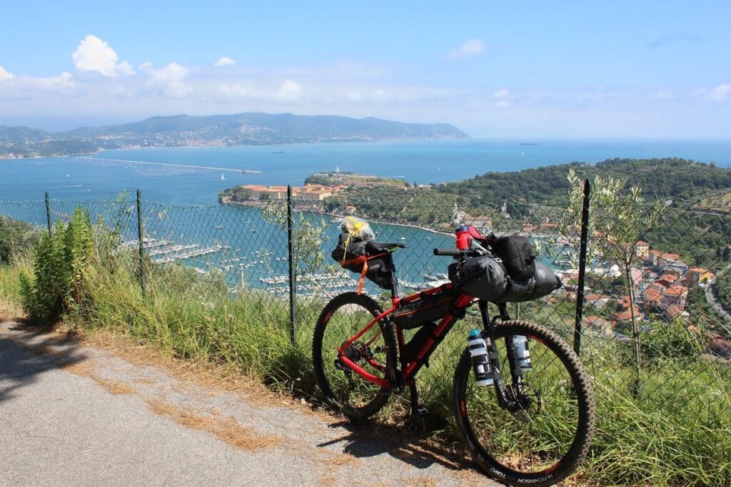 bicicleta com o mar mediterraneo ao fundo