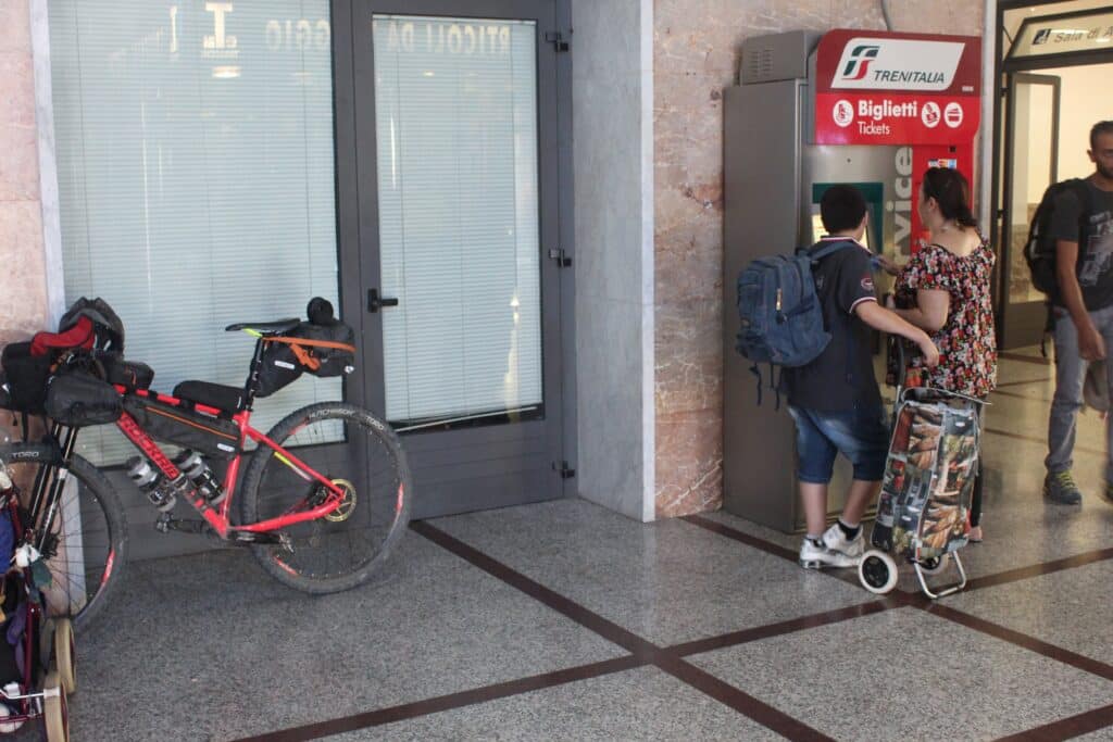 bicicleta pesta na estação de trem em ventimiglia