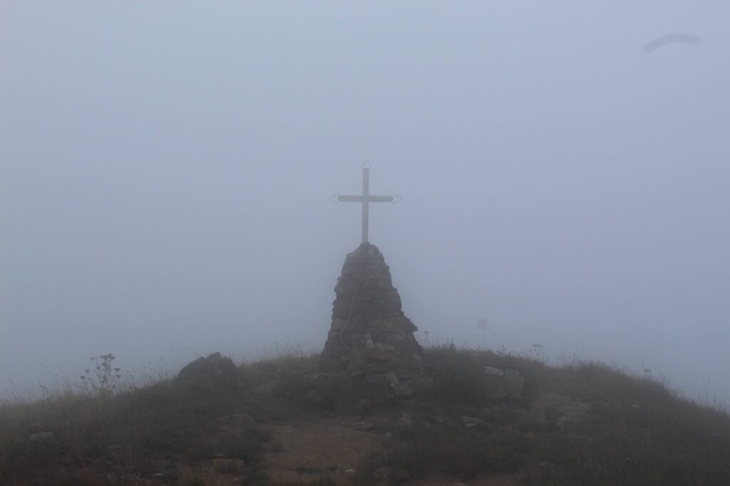 cruz no meio da nevoa