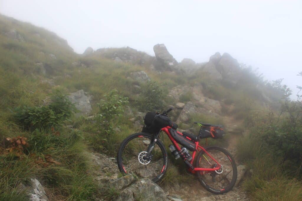 empurrando a bicicleta num dia com muita nevoa