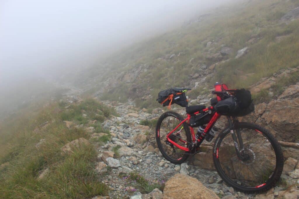 empurrando a mountain bike no dia da nevoa