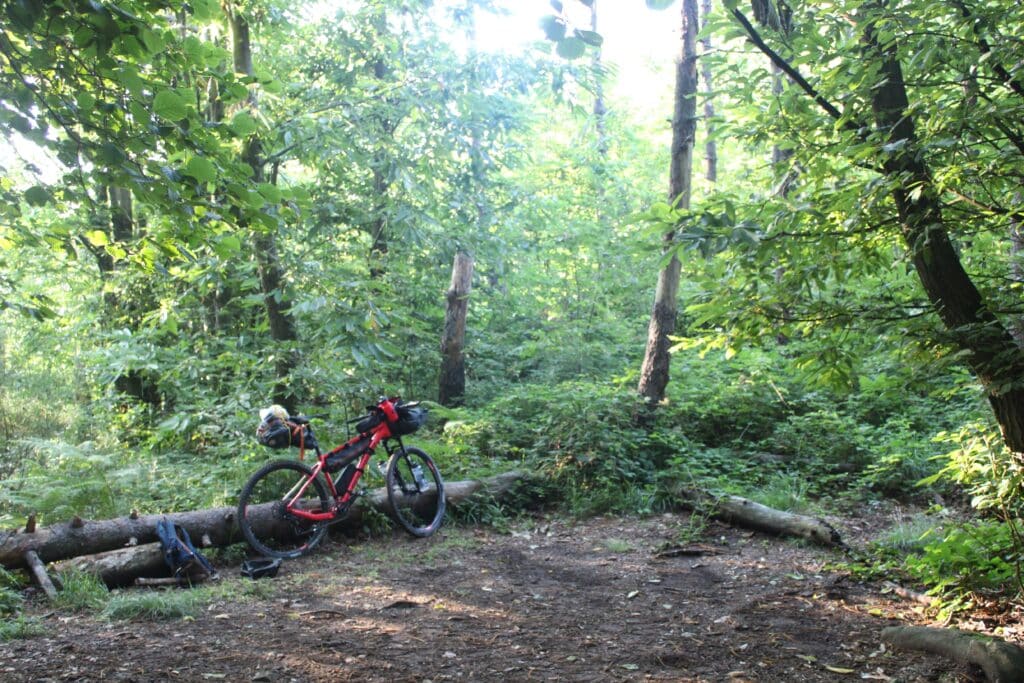 montando acampamento em viagem de bike na liguria