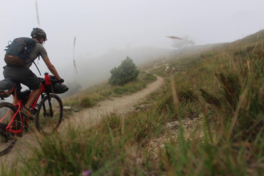 pedalando por single track na neblina